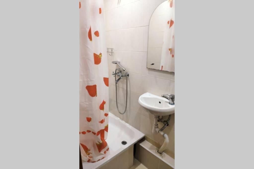 Small Apartment For 2 Kiev Bagian luar foto