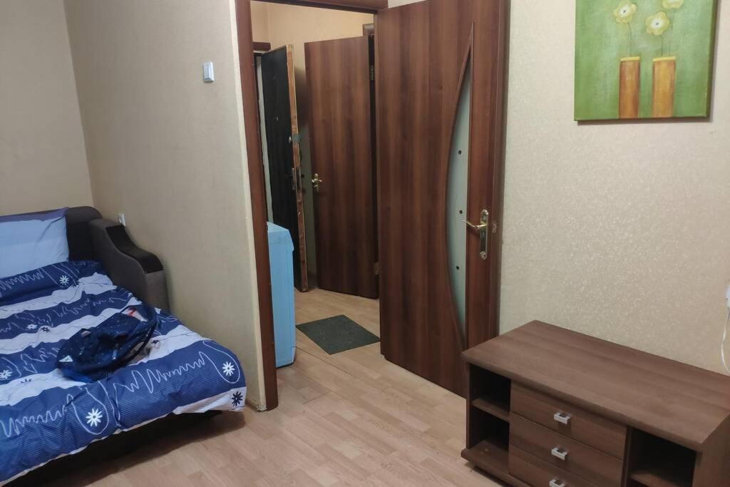 Small Apartment For 2 Kiev Bagian luar foto